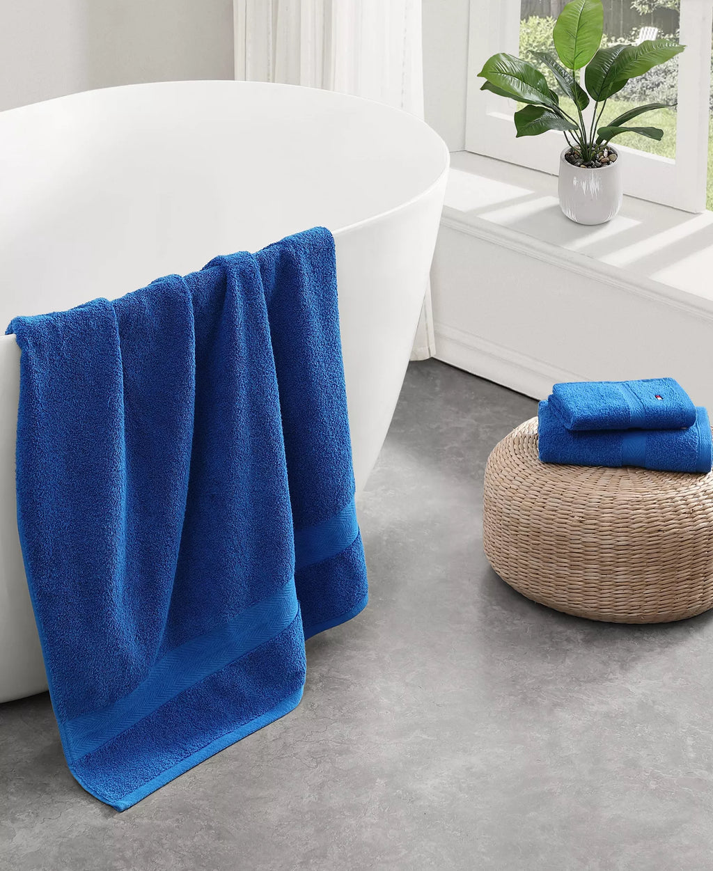 Modern American Solid Cotton Bath Towel – 30" x 54" Electric Blue ⚡