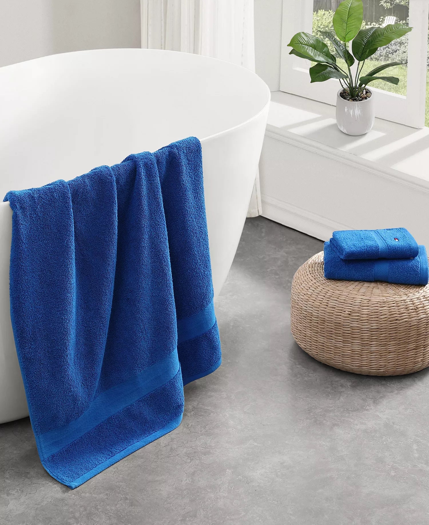 Modern American Solid Cotton Bath Towel – 30" x 54" Electric Blue ⚡